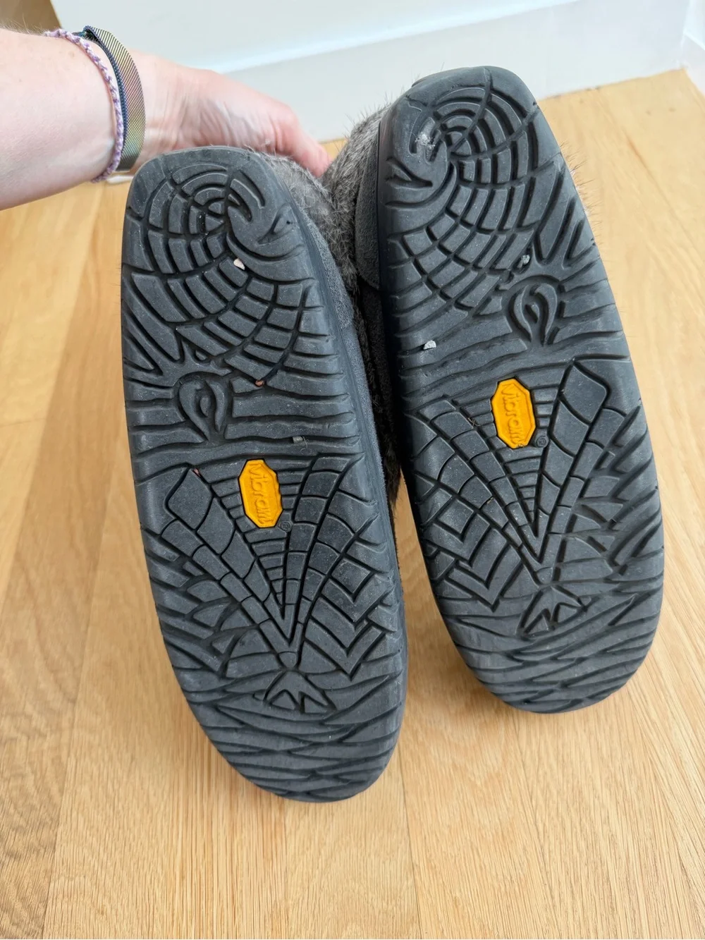 Manitobah Mukluks half mukluk women's 8 / men's 6 waterproof real fur charcoal
